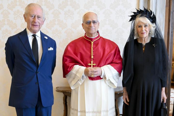 Los reyes Carlos y Camilla con el papa León XIV en la visita de Estado de Carlos y Camilla al Vaticano