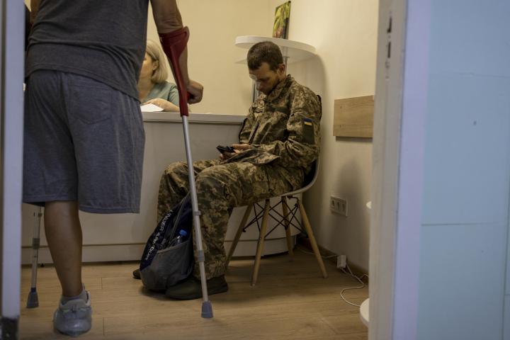 Soldados heridos esperan a ser atendidos en el Hospital Regional de Kiev.