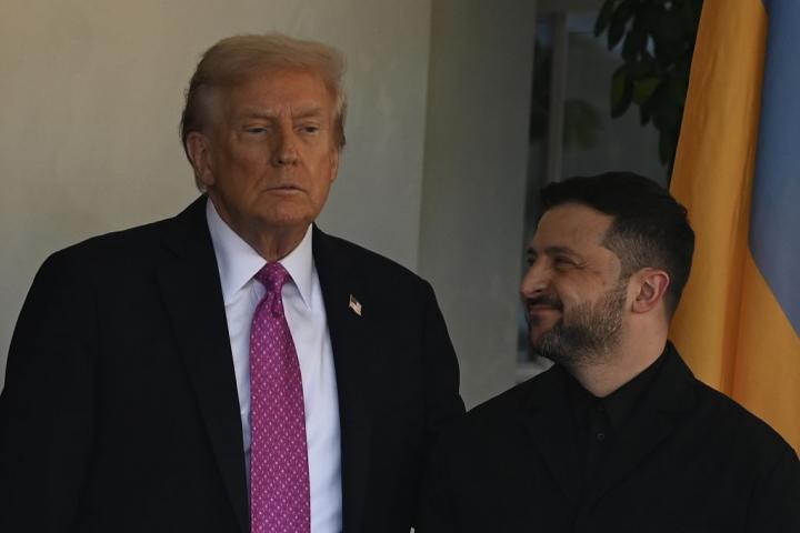 Trump, serio, en la recepción a un sonriente Zelenski, este viernes en la Casa Blanca