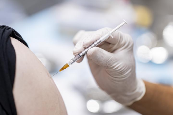 Un médico vacunando a una persona.