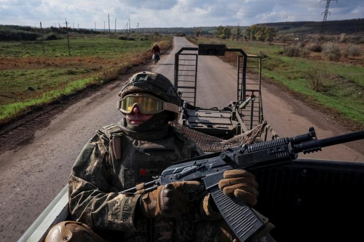 Un soldado ucraniano mira al cielo en busca de drones, en mitad del campo, cerca de la ciudad de Kostiantynivka.