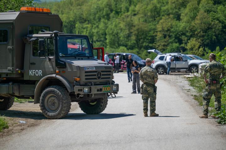 Una bomba de 250 kilogramos de la Segunda Guerra Mundial es destruida por el equipo de la Fuerza de la OTAN en Kosovo (KFOR) en la ciudad de Kacanik, Kosovo, el 2 de mayo de 2025.