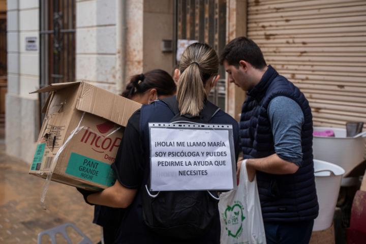 Una psicóloga se identifica con un cartel en las calles de Catarroja días después de la DANA