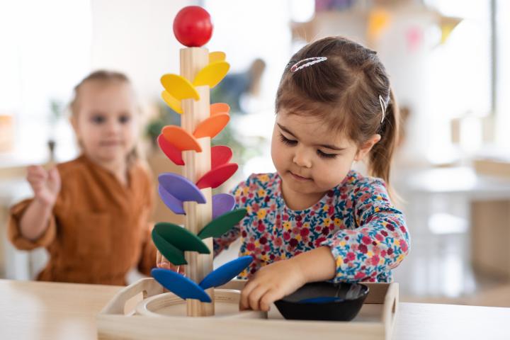 Dos niñas pequeñas jugando en una guardería.