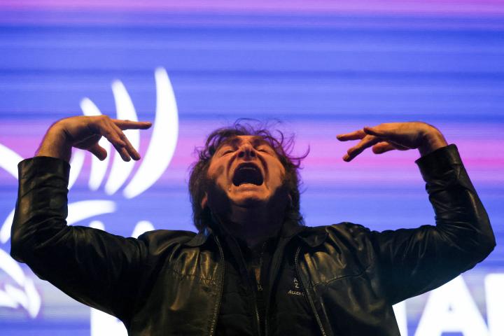 El presidente de Argentina, Javier Milei, grita durante el mitin de cierre de campaña de las elecciones legislativas.