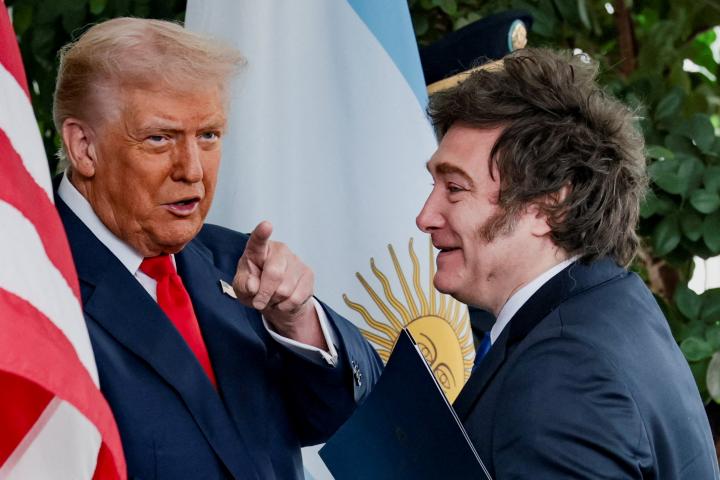 El presidente de EEUU, Donald Trump, señala al de Argentina, Javier Milei, al recibirlo a las puertas de la Casa Blanca.