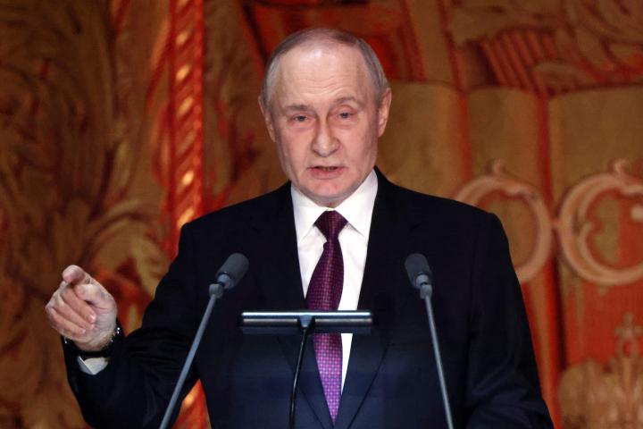 El presidente ruso, Vladímir Putin, gesticula durante su discurso en un concierto conmemorativo del vigésimo aniversario del canal RT en el Teatro Bolshói, en Moscú, Rusia.