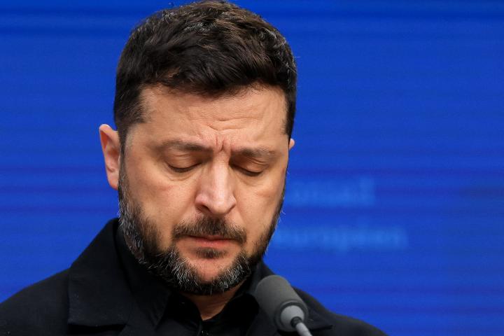 El presidente de Ucrania, Volodimir Zelenski, comparece serio ante los medios, en el Consejo Europeo de Bruselas.