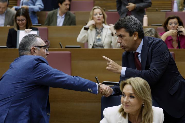 El vicepresidente segundo y conseller para la Recuperación Económica y Social, Francisco José Gan Pampols (i) saluda al presidente, Carlos Mazón (d) y la vicepresidenta primera y consellera de Servicios Sociales, Igualdad y Vivienda, Susana Camarero (abajo).