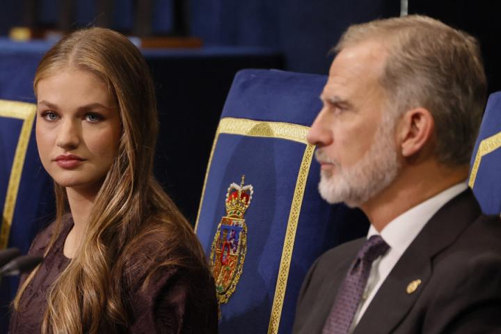 Felipe VI, junto a la princesa Leonor, en la ceremonia de entrega de los Premios Princesa de Asturias