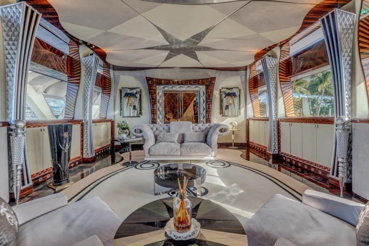 Interior del súperyate Thunder, en el Mediterráneo