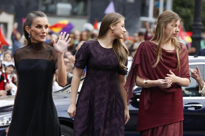 La reina Letizia, la princesa Leonor y la infanta Sofia llegando al Teatro Campoamor para la ceremonia de entrega de los Premios Princesa de Asturias 2025.