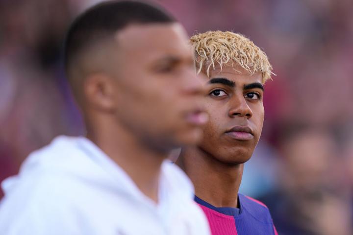 Lamine Yamal observa a Kylian Mbappé en un reciente 'Clásico'