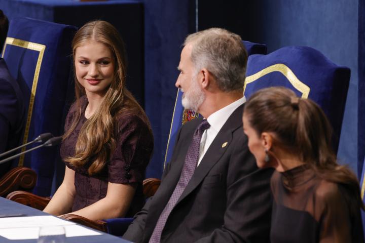Los reyes Felipe y Letizia miran orgullosos a la princesa Leonor en los Premios Princesa de Asturias 2025