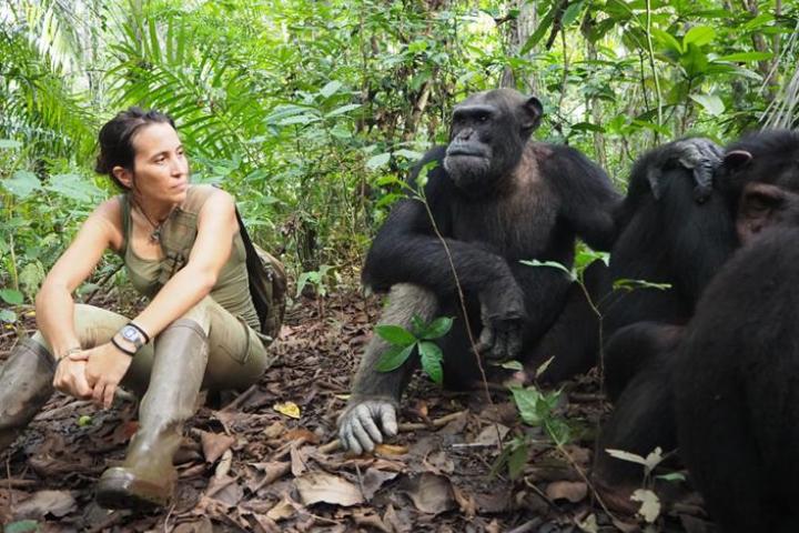 Rebeca, junto a un chimpancé en la selva.