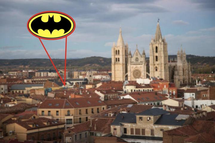 La silueta de Batman emergiendo de la ciudad de León