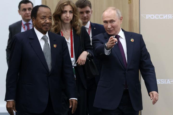 El 'cuasi vitalicio' presidente de su país y al lado, Paul Biya, líder de Camerún, en un encuentro reciente