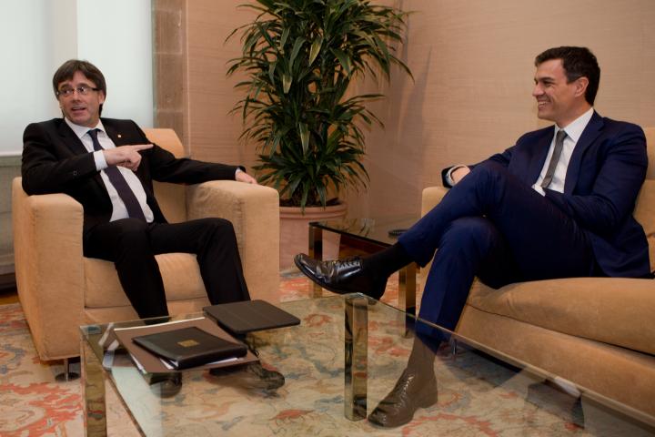 El expresidente catalán Carles Puigdemont (izquierda), se reúne con el presidente de España, Pedro Sánchez (derecha).
