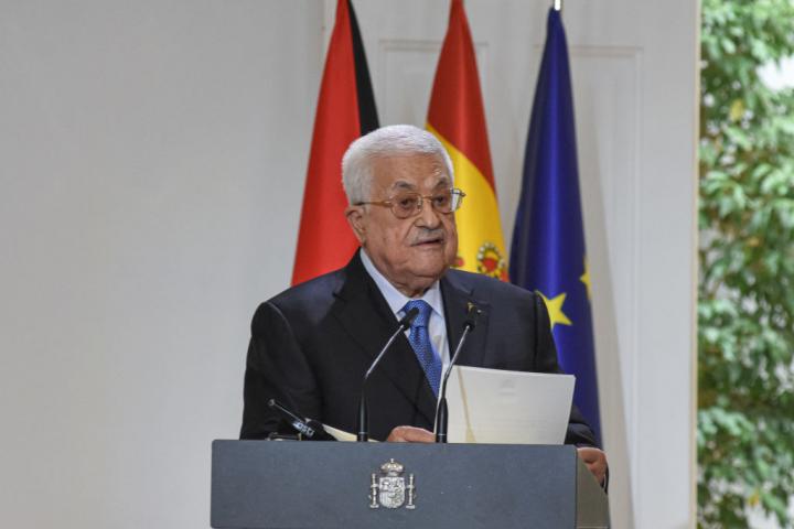 El presidente de la Autoridad Nacional Palestina (ANP), Mahmoud Abbas, habla ante un atril en una visita al Palacio de la Moncloa (Madrid).