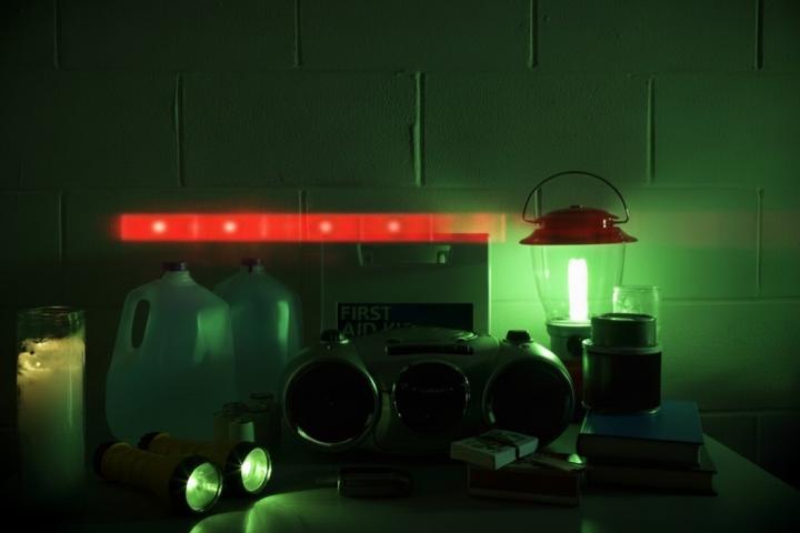 Fotomontaje con varios de los artículos que componen el kit de supervivencia de 72 horas de la UE, con las luces de 'Kitt', de la serie 'El coche fantástico' ('Knigth Rider'), de fondo.