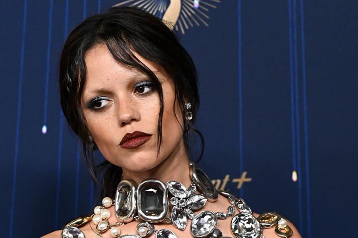 Jenna Ortega, con labios borgoña en la alfombra roja