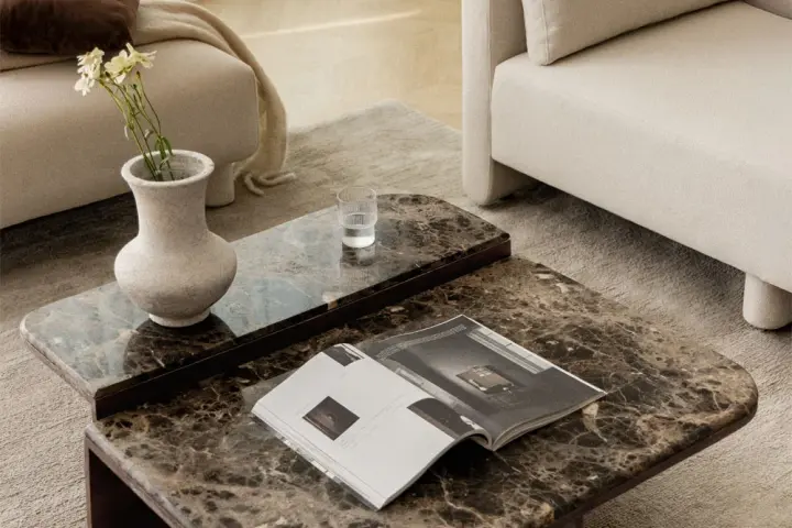 Mesa de piedra natural y madera de mango.