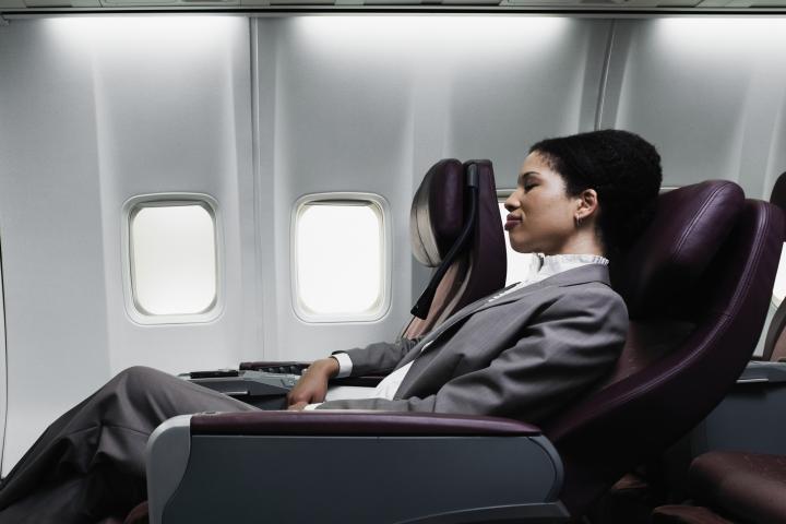 mujer-reclina-asiento-avion