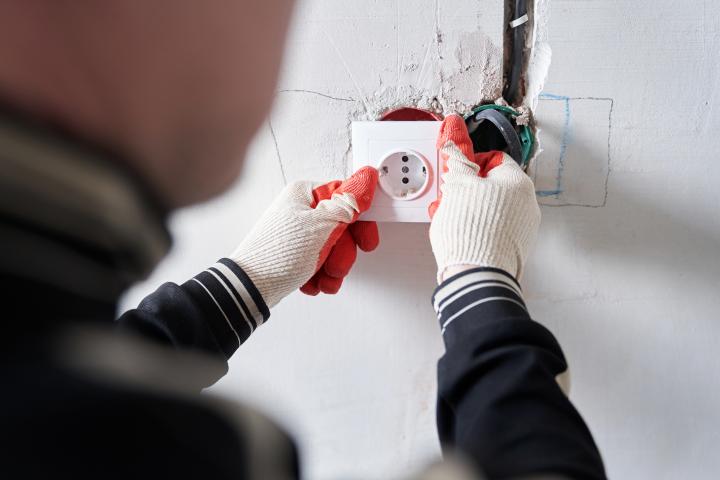 Un electricista trabajando, en una imagen de archivo