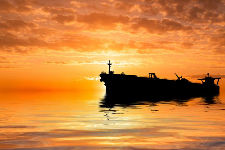 Buque petrolero en el mar al atardecer.
