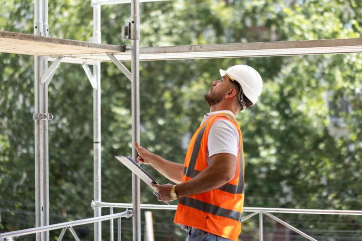 Contratista de construcción que realiza el control de seguridad y calidad en un sitio de construcción