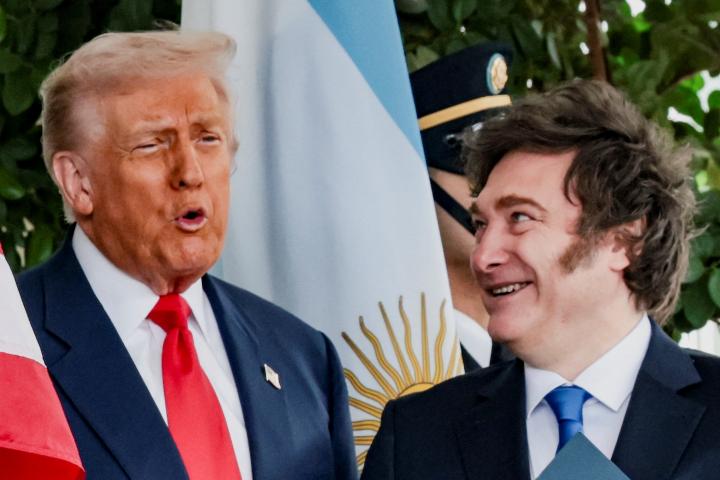 Donald Trump recibe a Javier Milei, ambos sonrientes, a las puertas de la Casa Blanca.