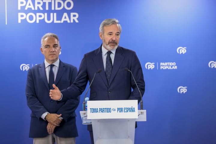 El vicesecretario de Política Autonómica, Municipal y Análisis Electoral del PP, Elías Bendodo (i), atiende a los medios de comunicación junto al presidente del PP de Aragón, Jorge Azcón (d).
