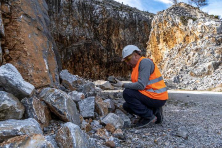 Geólogo inspeccionando una mina, los exploradores recolectan muestras de suelo en busca de minerales