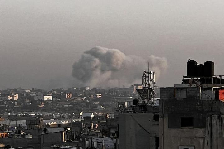 Humo en la ciudad de Rafah tras un ataque israelí, en una imagen de archivo de anteriores ataques