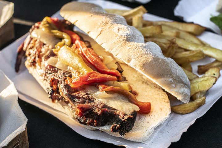 Imagen de un bocadillo bien relleno y acompañado de patatas fritas.