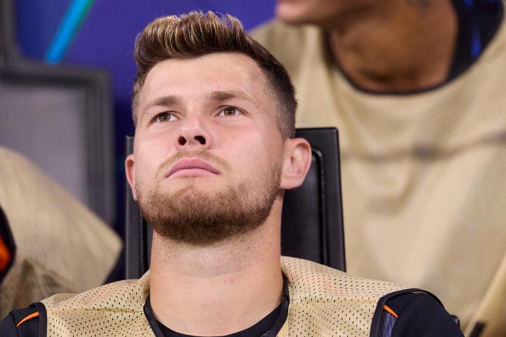 Josep Martínez, portero del Inter de Milán, observa durante el partido de la segunda jornada de la fase de grupos de la Liga de Campeones de la UEFA 2025/26 entre el Inter de Milán y el SK Slavia Praha.