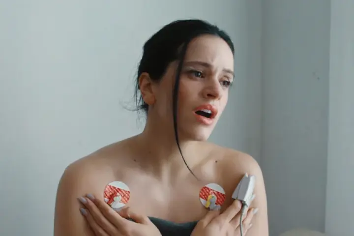 La cantante Rosalía, en un fotograma del videoclip de 'Berghain'.