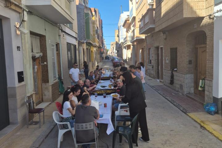 La comida en la calle Galicia de Catarroja con vecinos y voluntarios.