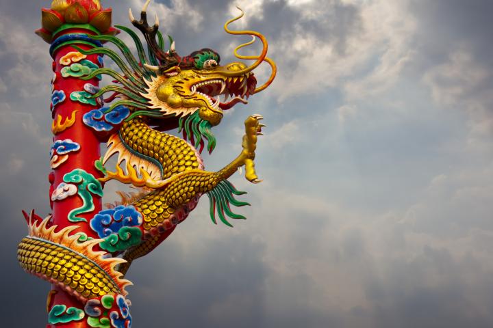 Una estatua del Dragón Dorado, que sube una torre bajo el cielo.