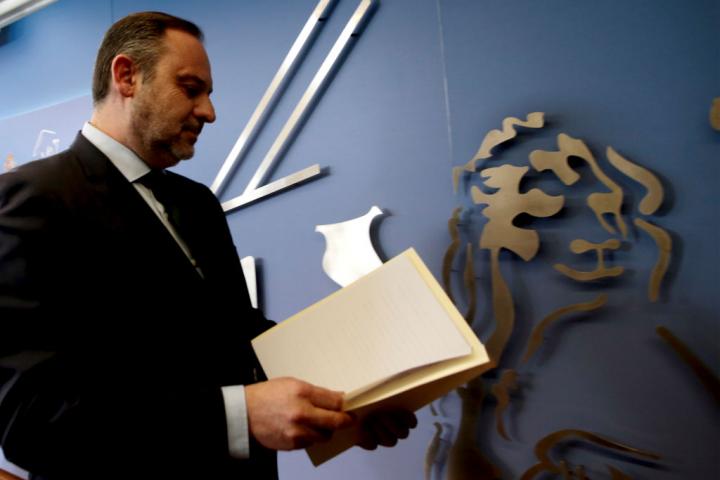 Ábalos, con unos papeles, en una imagen de febrero de 2024.