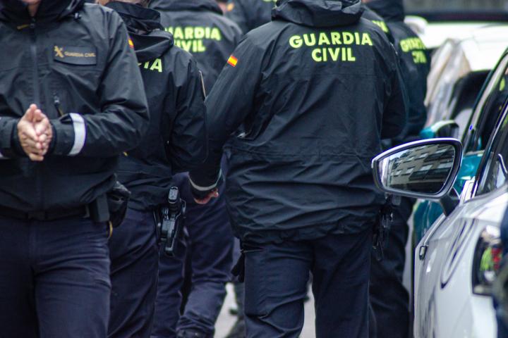 Agentes de la Guardia Civil trabajando juntos en un evento público.