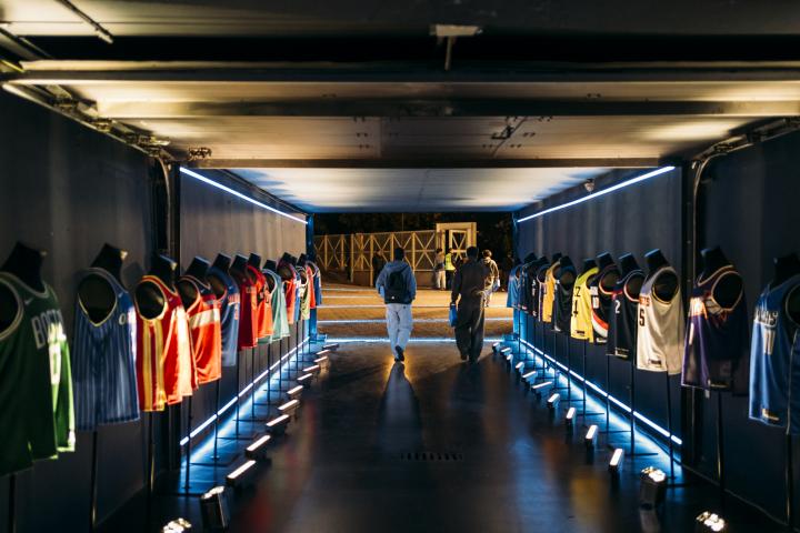 El pasillo con las camisetas NBA en la Casa Prime.