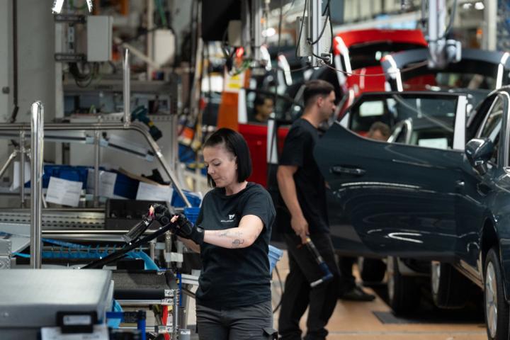 Empleados trabajan en la línea de producción de los nuevos modelos Cupra Formentor y Cupra León durante una visita guiada a la fábrica de Seat en Martorell, Barcelona, ​​Cataluña, España, el 27 de junio de 2024.