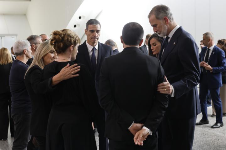 Felipe VI consuela a varios familiares de víctimas de la DANA minutos antes del homenaje de Estado en Valencia