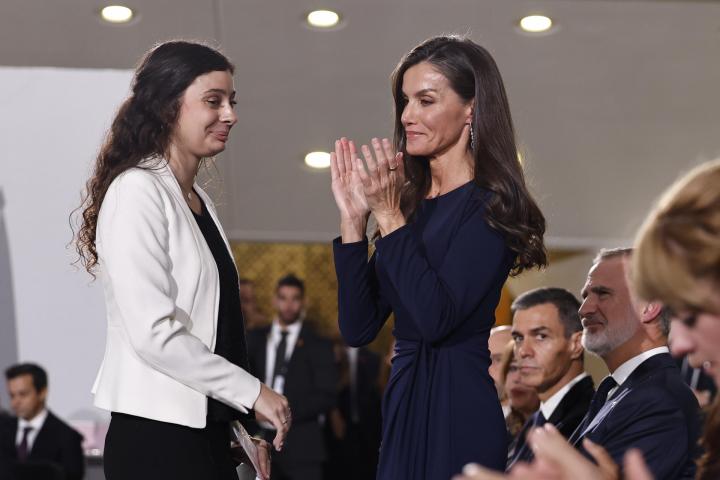 La reina Letizia aplaude a Andrea Ferrari, una de las familiares que ha intervenido en el acto de homenaje a las víctimas de la DANA.