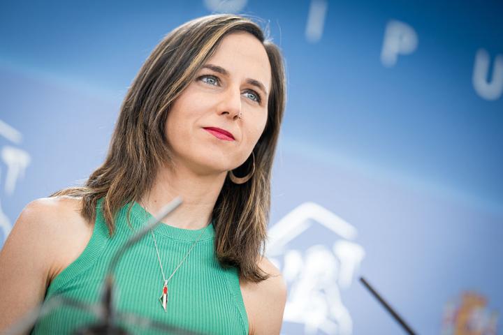 La secretaria general de Podemos, Ione Belarra, ante un atril, durante una rueda de prensa en el Congreso de los Diputados.