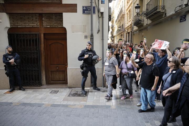 Manifestantes, frente a la entrada del restaurante El Ventorro, con protección policial