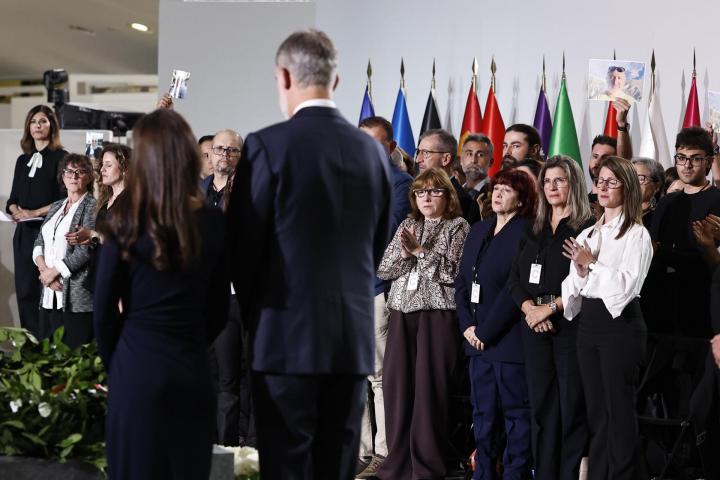 Ofrenda floral de los reyes, Felipe VI y Leticia, en el funeral de Estado por motivo de la DANA.