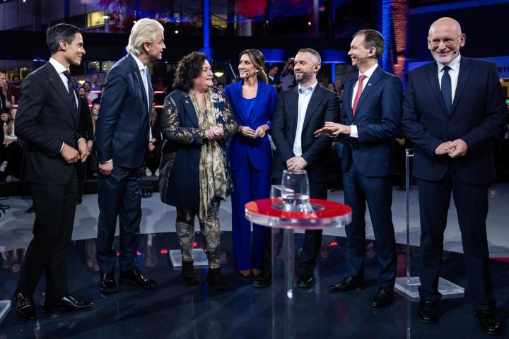 Rob Jetten (D66), Geert Wilders (PVV), Caroline van der Plas (BBB), Dilan Yesilgoz (VVD), Jimmy Dijk (SP), Eddy van Hijum (NSC), y Frans Timmermans (GroenLinks-PvdA), el 28 de octubre, ttras el debate electoral.