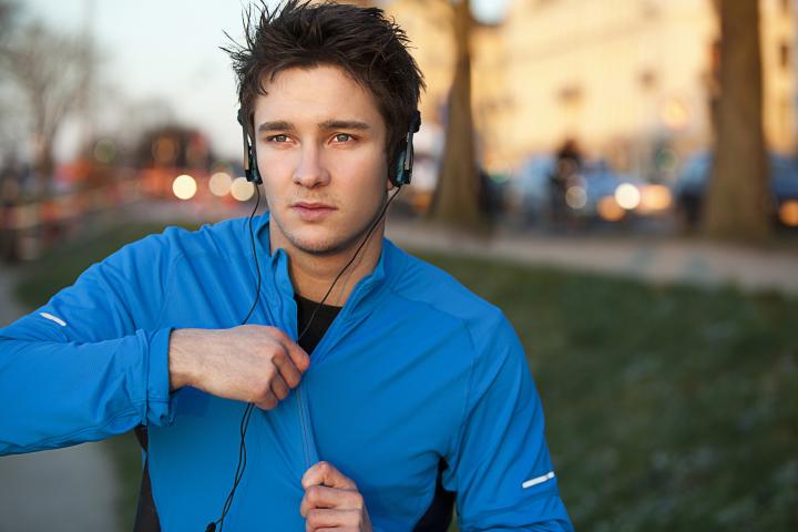 Un hombre subiéndose la cremallera de su camiseta térmica.